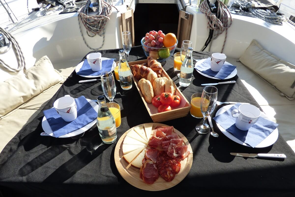 Sailing excursion in Barcelona with breakfast service. Boat trips in Barcelona