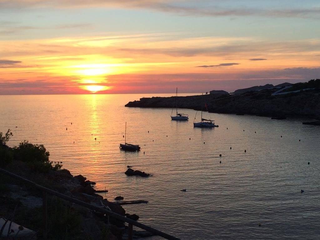 Vacaciones en velero: Cala Tarida, Ibiza