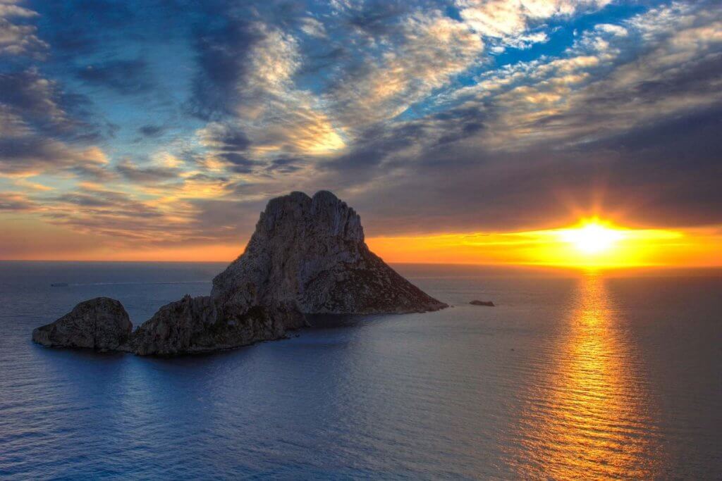 Crucero en velero en Ibiza y Formentera: Isla de Es Vedrà