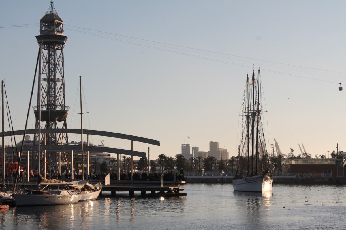 Promenade en bateau lors du défilé des Rois Mages à Barcelone. Location de bateau à Barcelone avec équipage