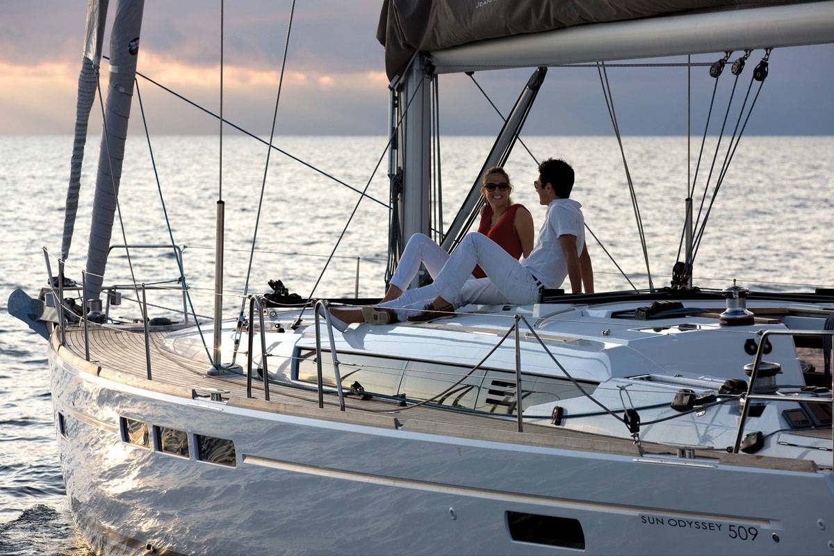 Excursión de velero al atardecer en Barcelona, Paseos en barco en Barcelona. Alquiler de barcos y veleros