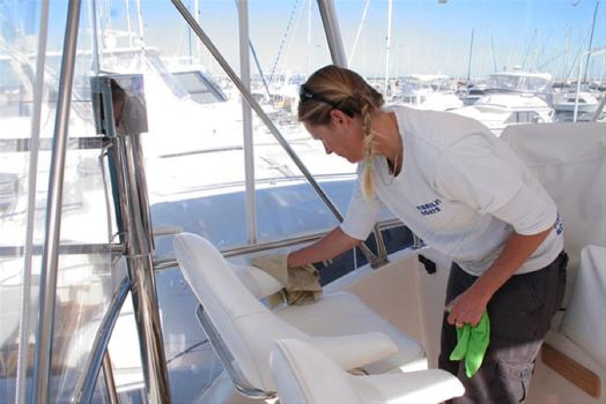 Cleaning boats, sailboats and yachts in Barcelona. Boat maintenance and cleaning services.