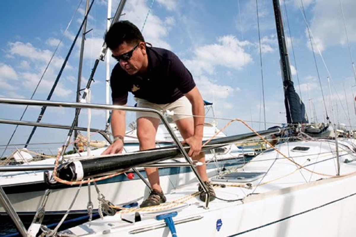 Cleaning boats, sailboats and yachts in Barcelona. Boat maintenance and cleaning services.