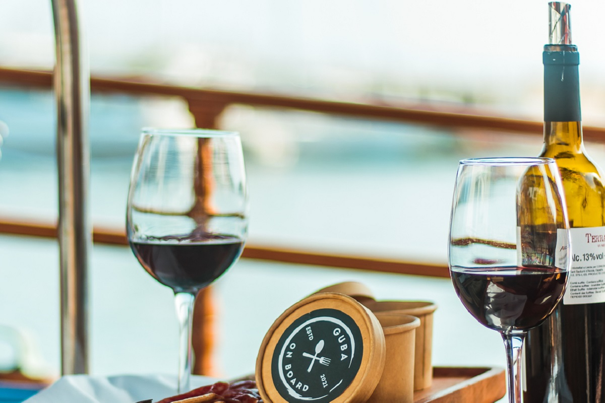 Boat trip in Barcelona, wine and cheese tasting workshop with food and wine pairings