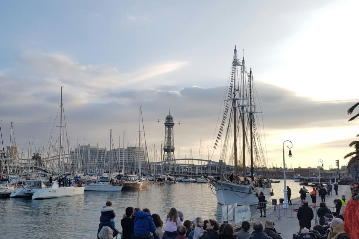 Boat trip in the Three Wise Men parade in Barcelona. Boat rental in Barcelona with crew