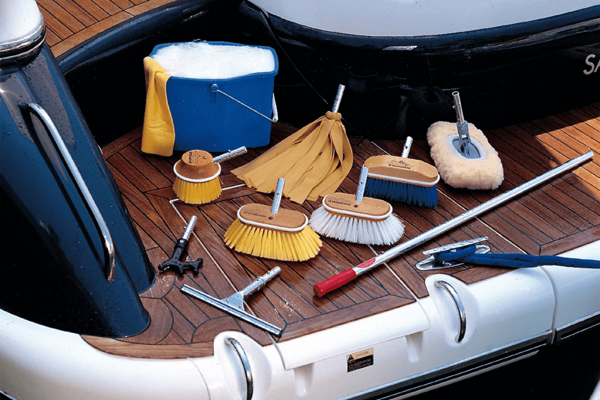 Cleaning boats, sailboats and yachts in Barcelona. Boat maintenance and cleaning services.