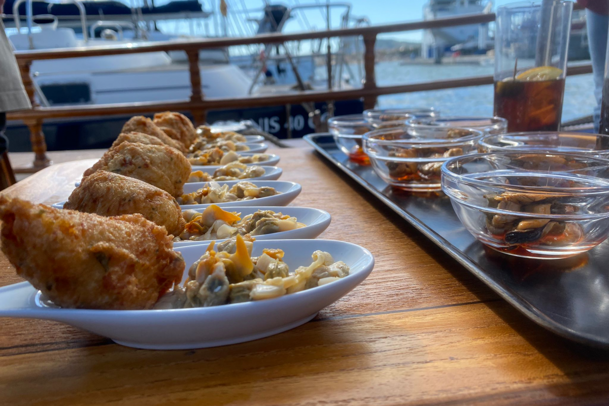 Excursió amb veler a Barcelona amb taller de vermut a bord. Maridatge de tapes i elaboració de vermut