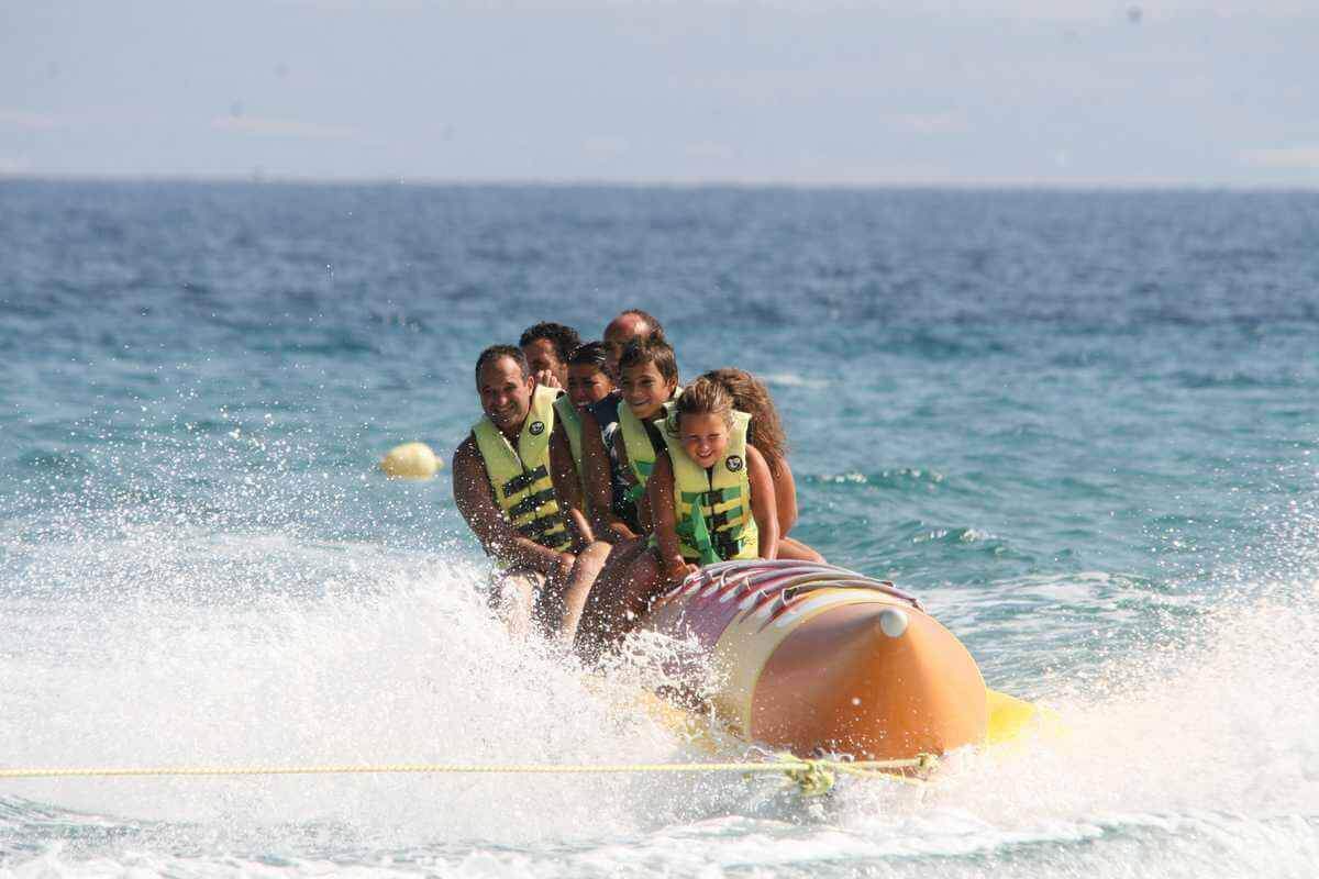 Excursión en banana boat, watersports y deportes acuáticos en Barcelona