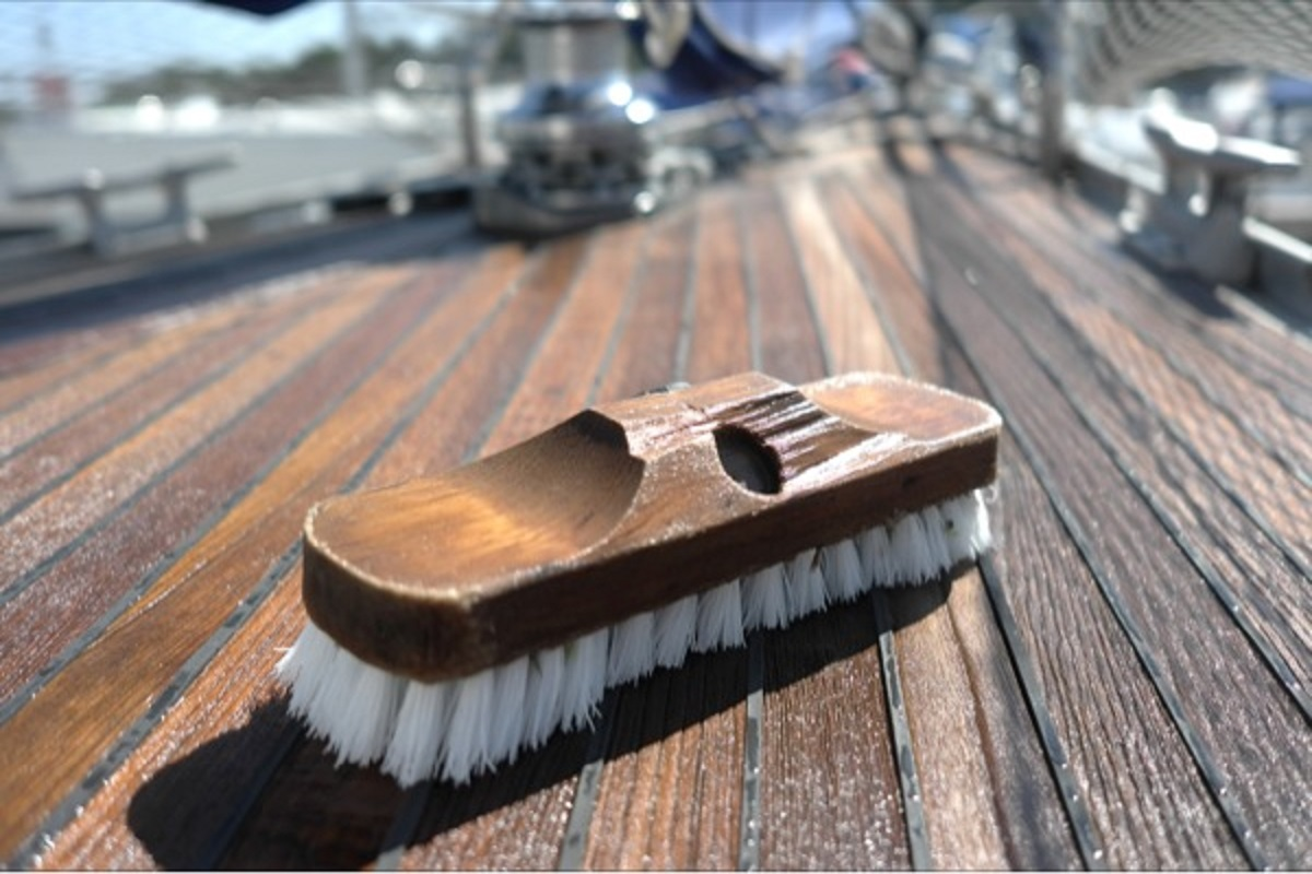 Cleaning boats, sailboats and yachts in Barcelona. Boat maintenance and cleaning services.