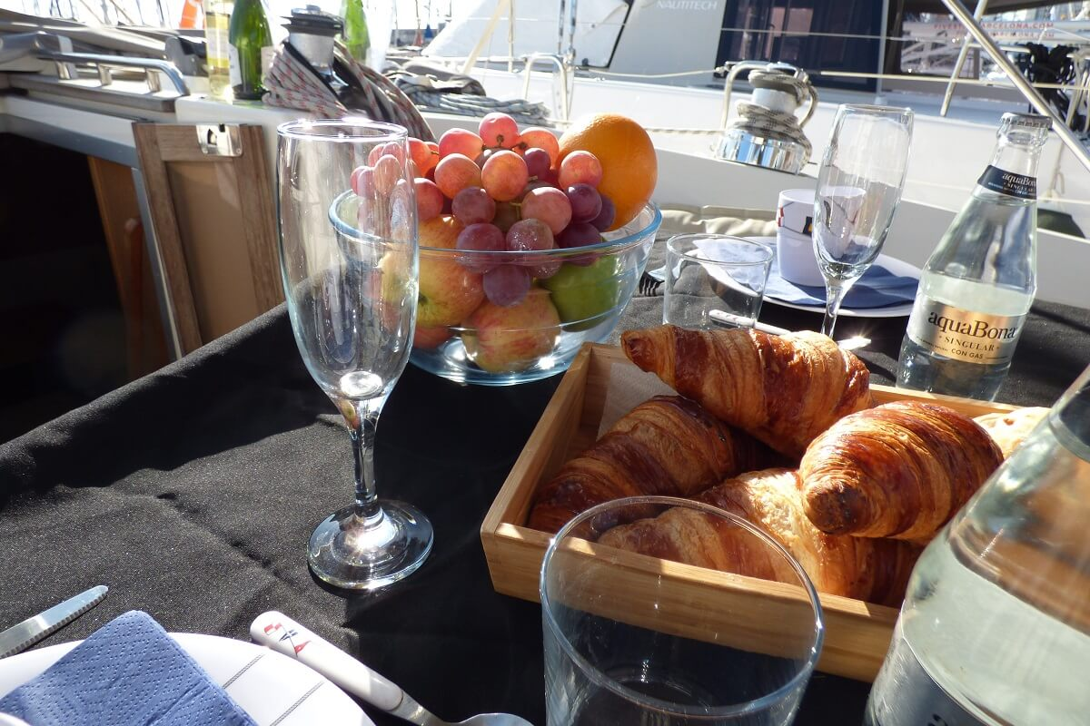 Excursión romántica con desayuno a bordo de un velero en Barcelona