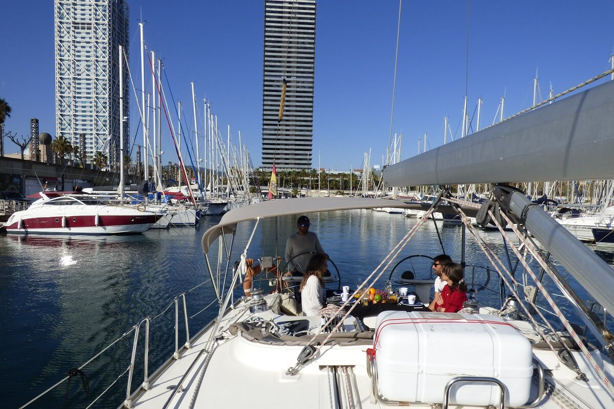 Romantic excursion with breakfast aboard a sailboat in Barcelona