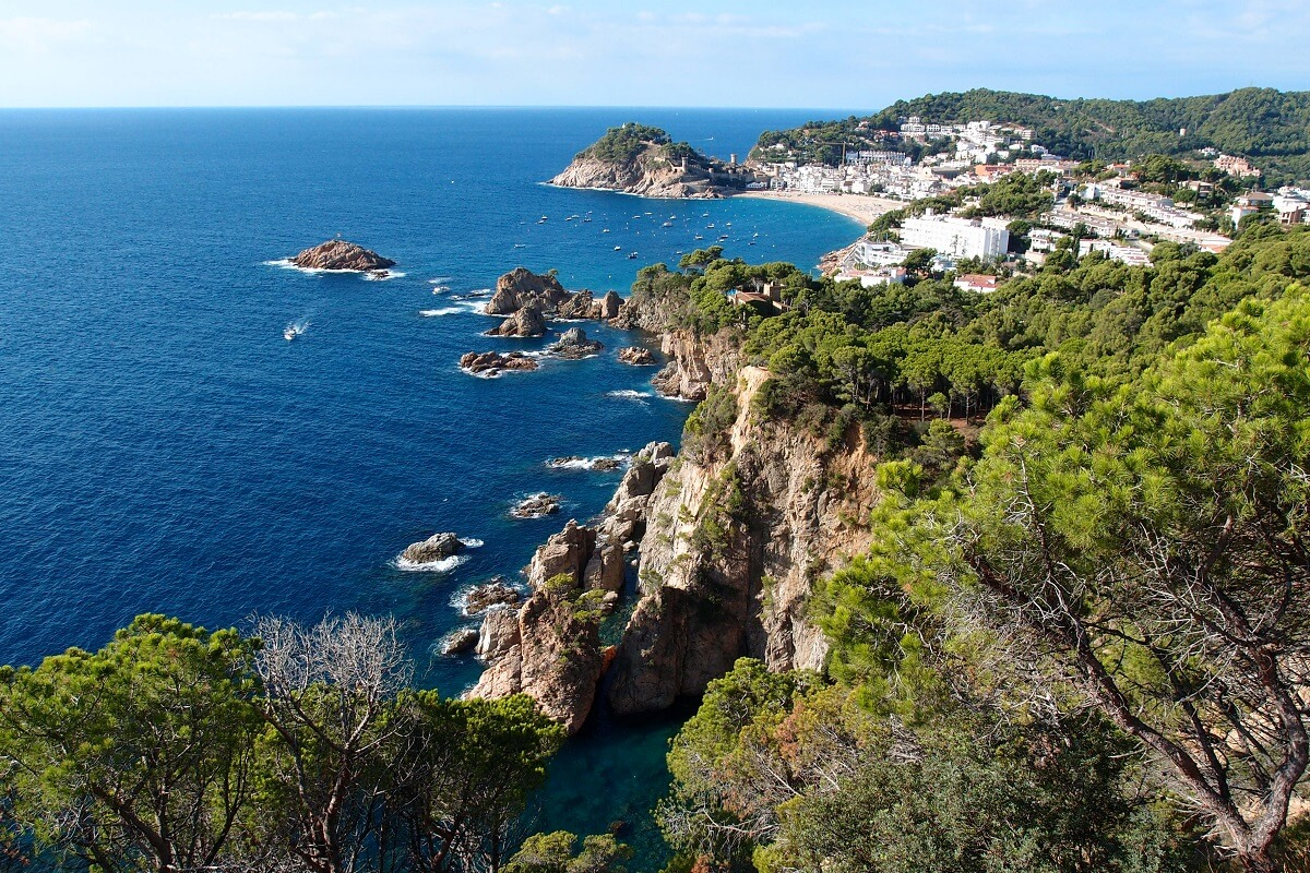 Regata costera de la Ruta de la Tramuntana, navegando en Costa Brava