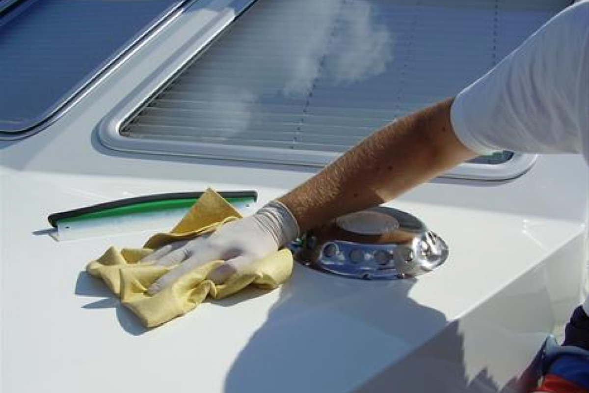 Cleaning boats, sailboats and yachts in Barcelona. Boat maintenance and cleaning services.