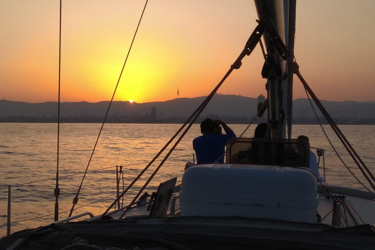 Excursion en voilier au coucher du soleil à Barcelone, Excursions en bateau à Barcelone. Location de bateaux et de voiliers