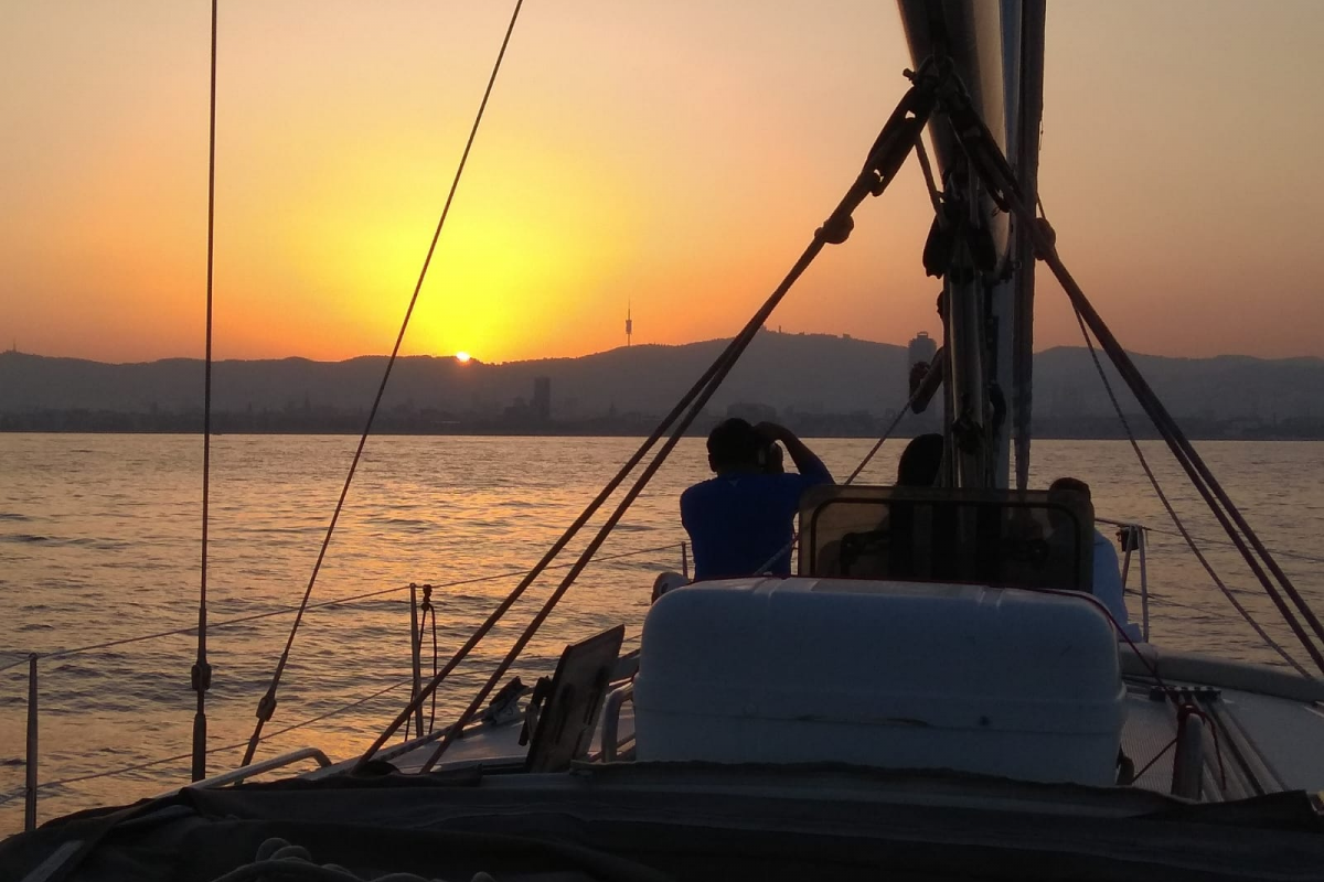 Excursió de veler al capvespre a Barcelona, Passejades amb vaixell a Barcelona. Lloguer de vaixells i velers