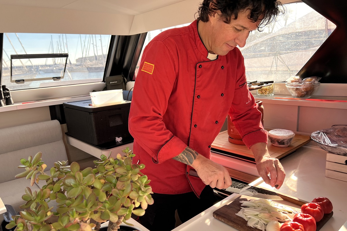 Boat trip in Barcelona, wine and cheese tasting workshop with food and wine pairings