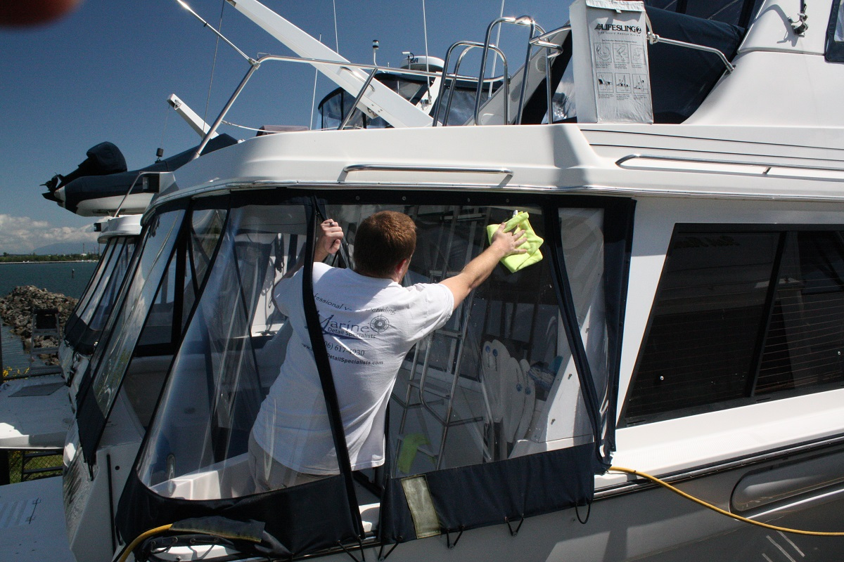 Limpieza de barcos, veleros y yates en Barcelona.  Servicios de mantenimiento y limpieza de barcos.