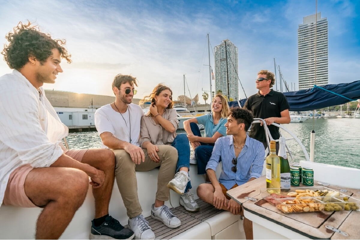 Paseo privado en velero en Barcelona. Excursión en barco