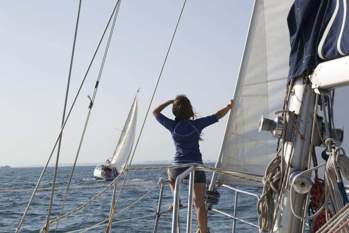 Club de navegación en Barcelona, oferta de  actividades: prácticas de vela, escapadas, travesías, regatas