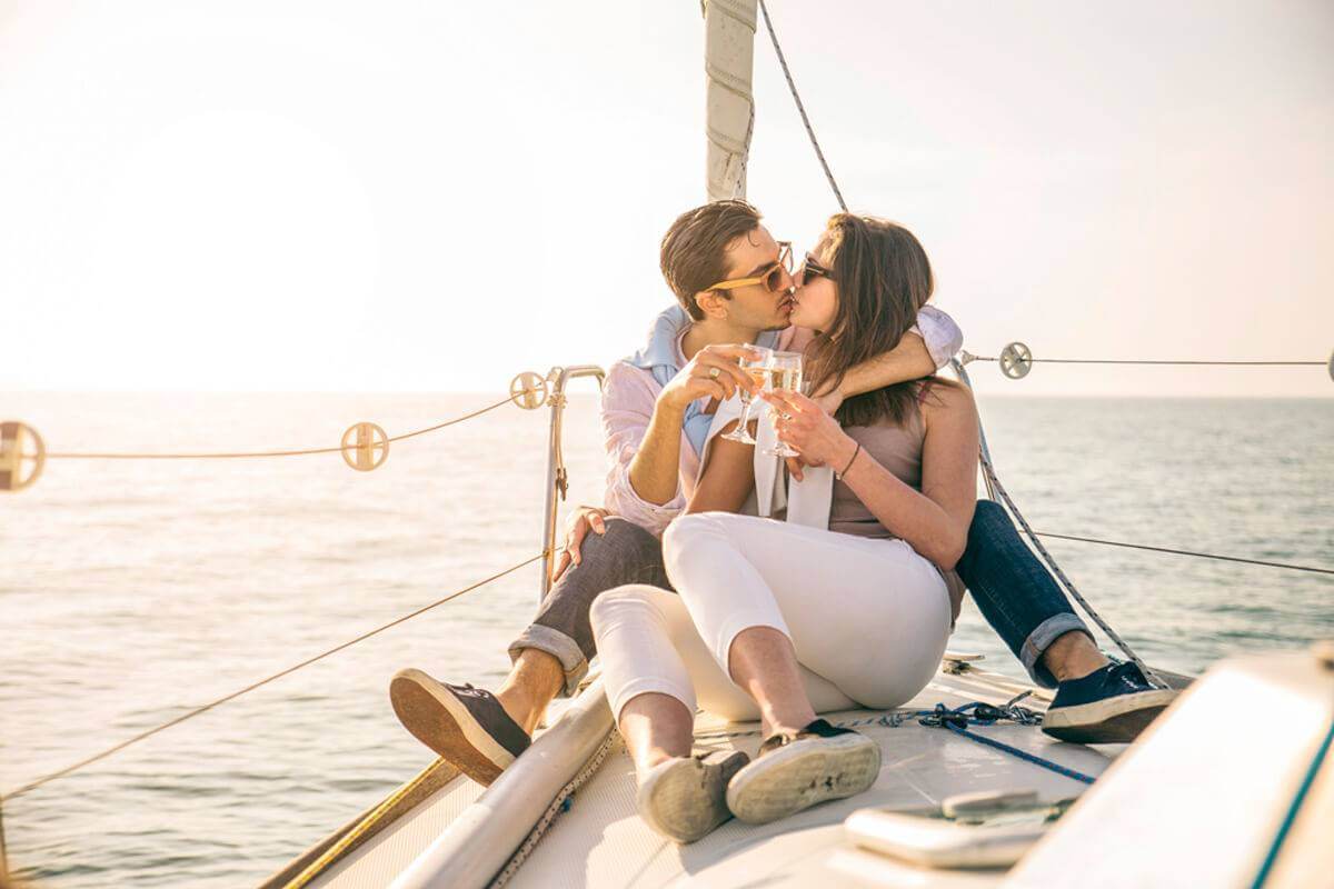 Romantic sailing experience, romantic excursion in Barcelona