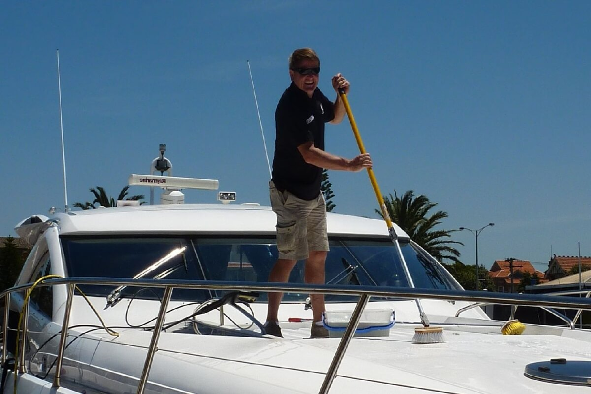 Cleaning boats, sailboats and yachts in Barcelona. Boat maintenance and cleaning services.