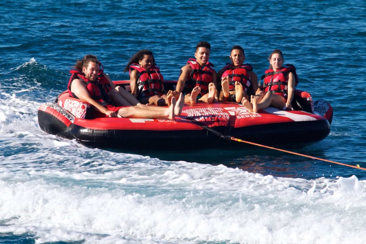 Crazy sofa à Barcelone, sports nautiques et location de bateaux avec équipage à Barcelone