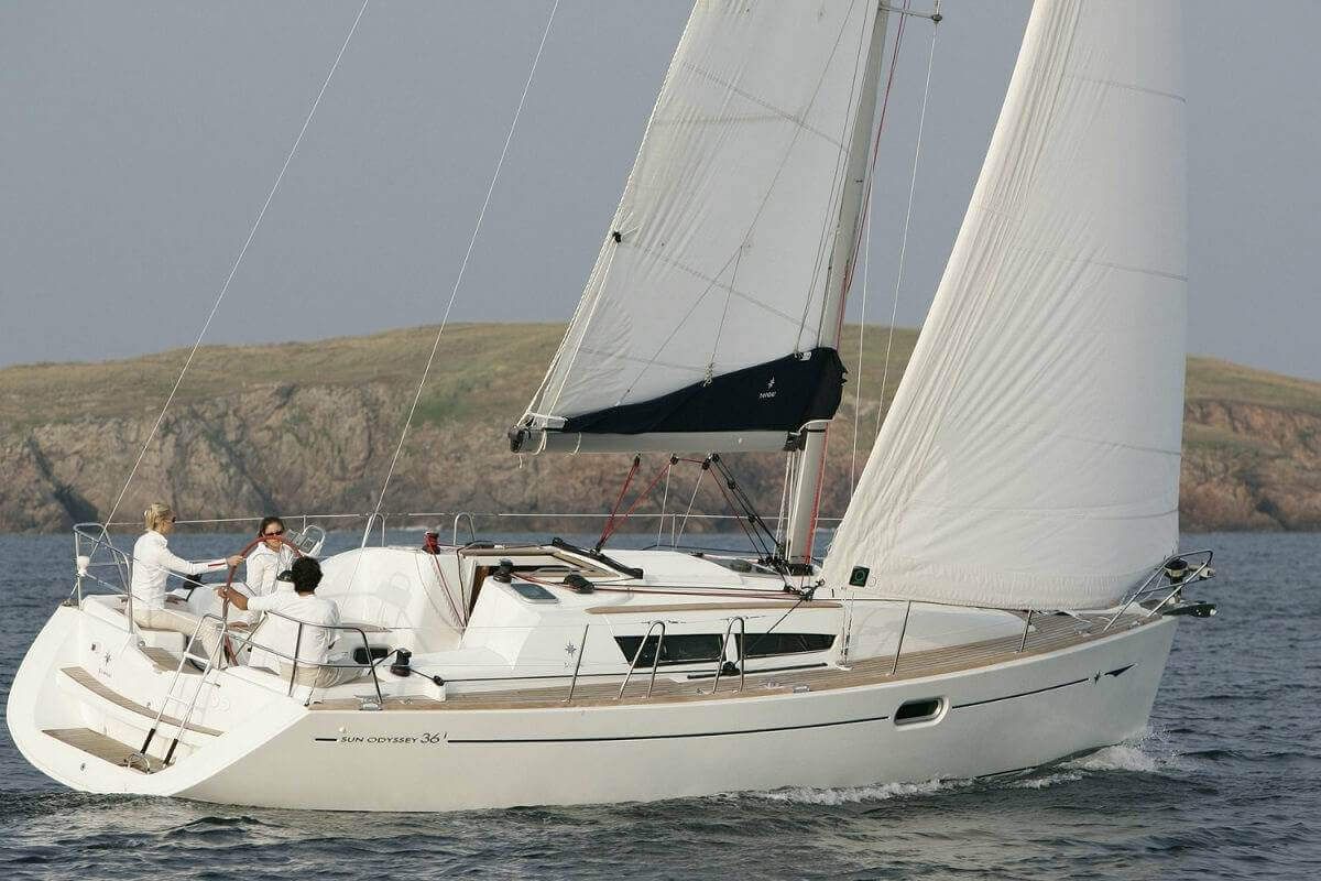 Rent a sailboat in Ibiza Jeanneau Sun Odyssey 36I. Sailing