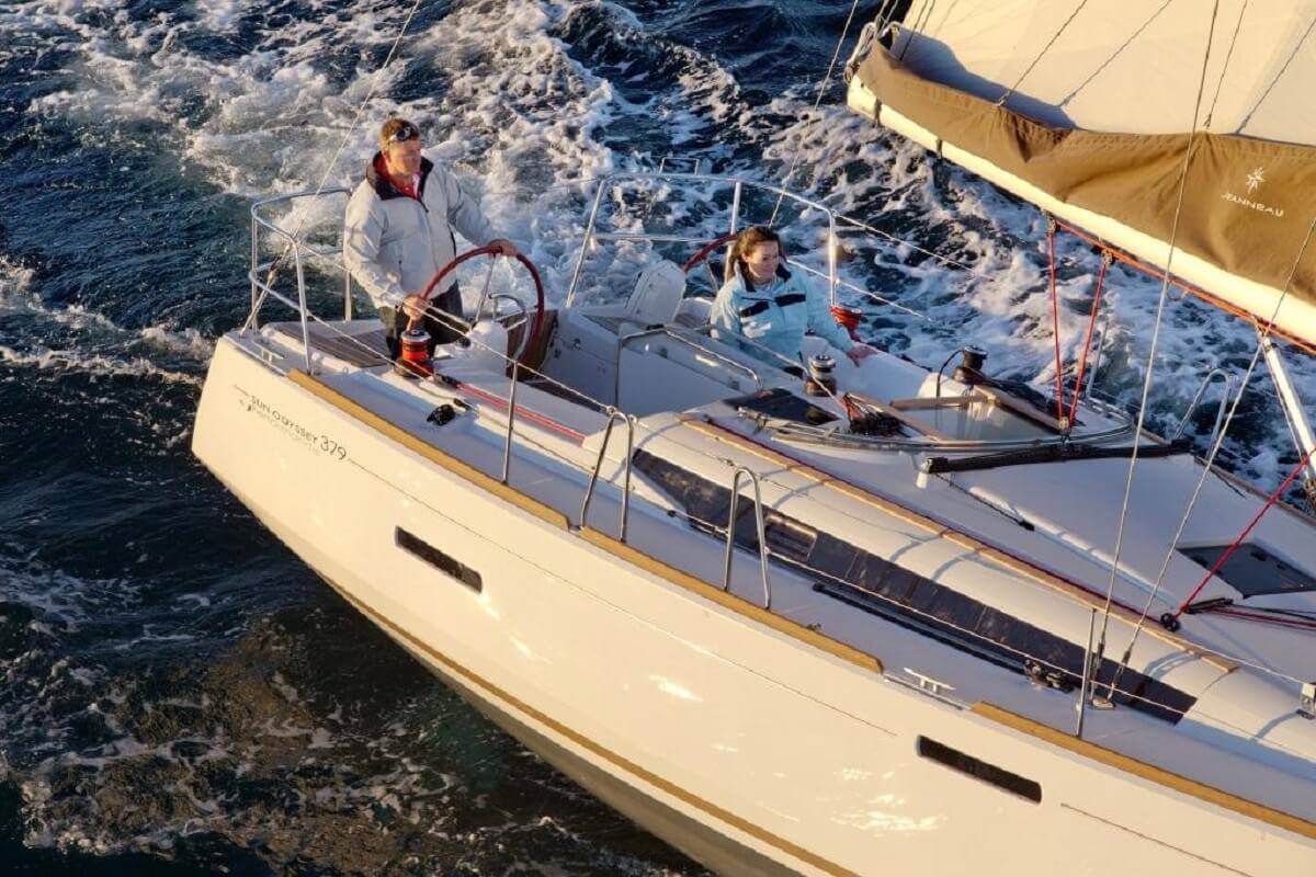 Alquiler barcos Ibiza  Jeanneau Sun Odyssey 379. Navegando