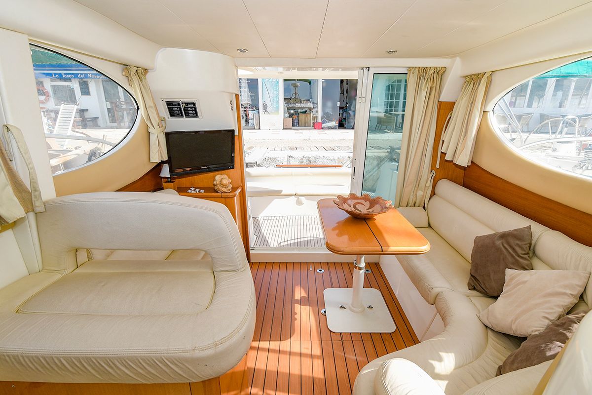 Motor boat rental in Barcelona. Yacht charter Jeanneau Prestige 32