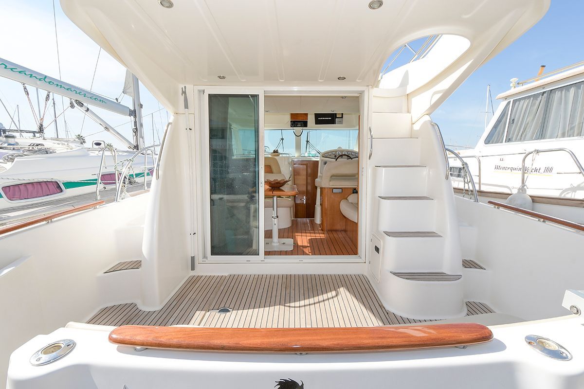 Motor boat rental in Barcelona. Yacht charter Jeanneau Prestige 32