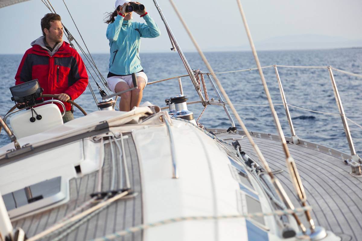 Club de navegación en Barcelona, aprende a navegar en velero, mejora tus habilidades y participa en nuestras actividades