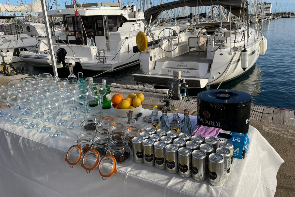 Gin & Tonic workshop and sailing excursion in Barcelona