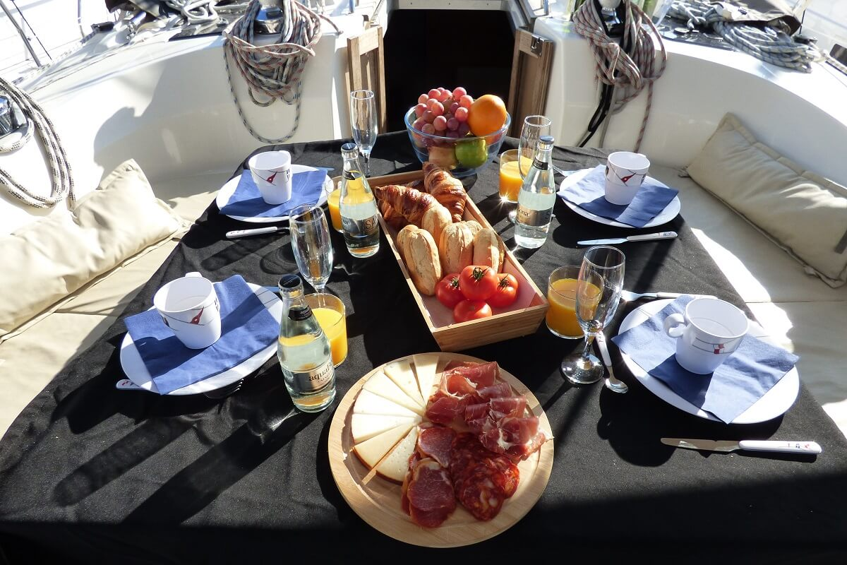 Excursion en bateau à Barcelone avec service de petit-déjeuner. Excursions en bateau à Barcelone