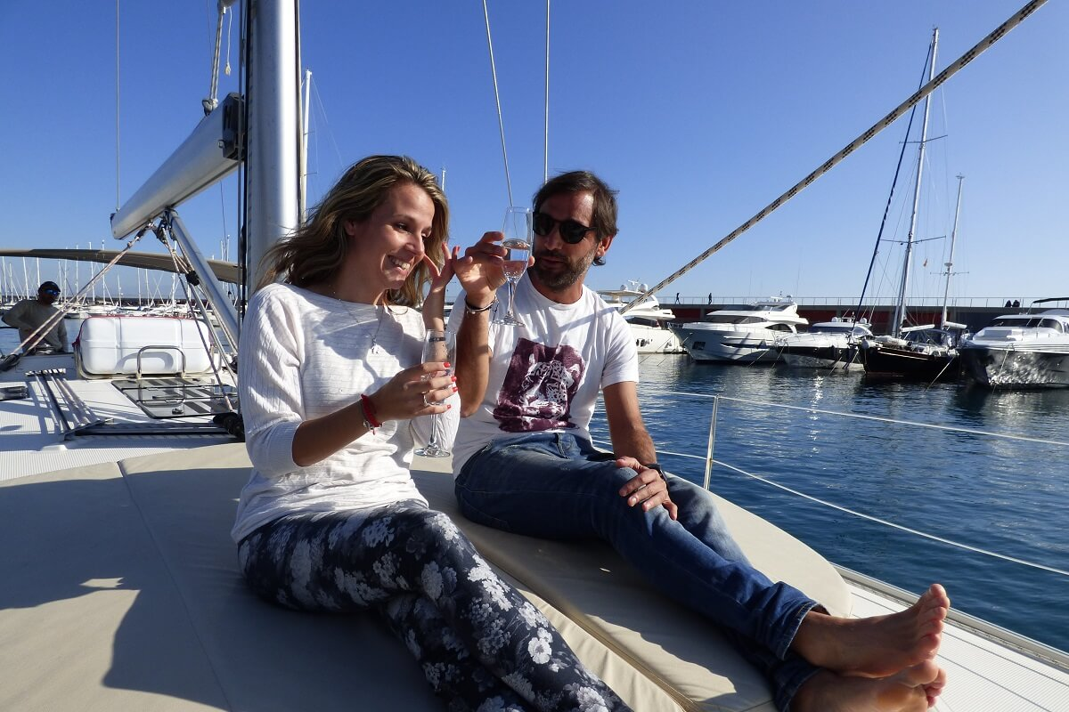 Romantic excursion with breakfast aboard a sailboat in Barcelona