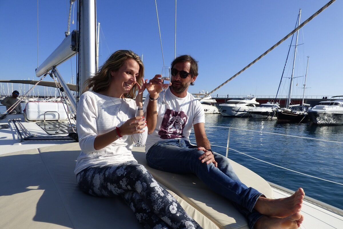 Excursión en velero en Barcelona con servicio de desayuno. Paseos en barco en Barcelona