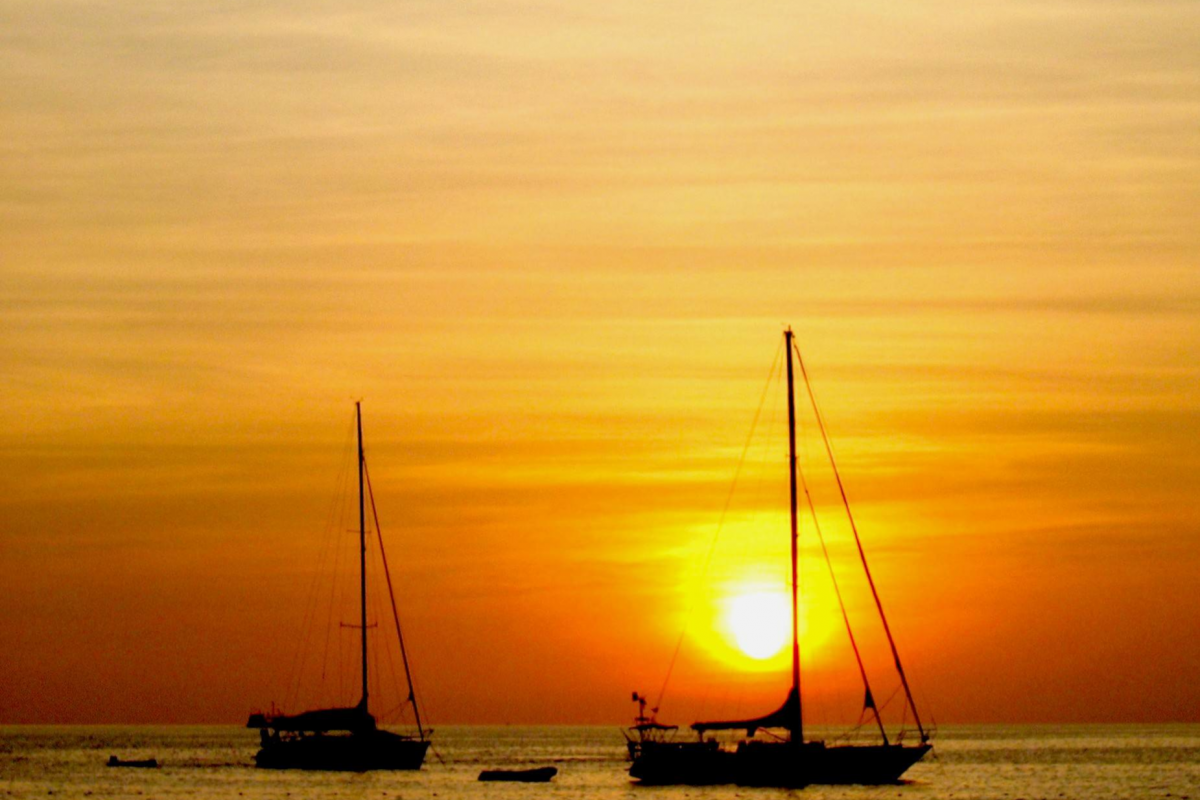 Experiencias inolvidables. Noche romántica en velero en Barcelona, atardecer en el mar