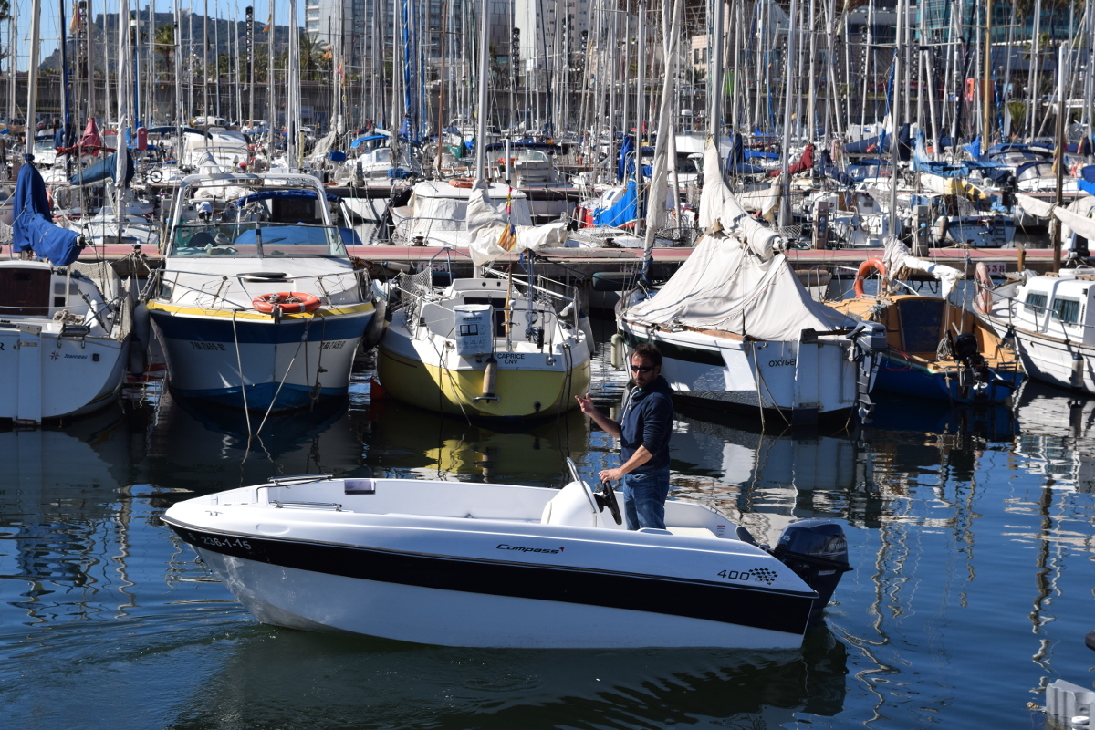 Rent unlisenced boat Compass 400GT in Barcelona