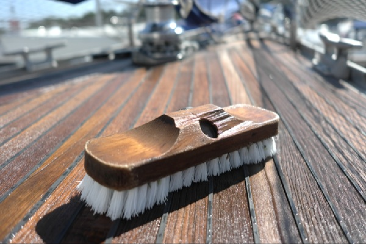 Cleaning boats, sailboats and yachts in Barcelona. Boat maintenance and cleaning services.