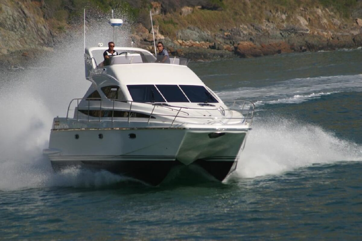 Excursion sur un yacht à Barcelone. Location d'un yacht avec équipage à Barcelone. Bateau à moteur à Barcelone